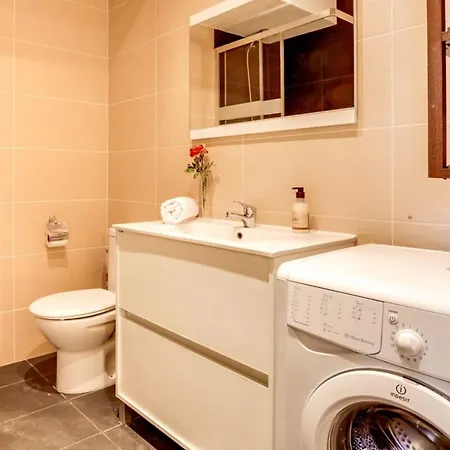 Modern 2 Bedroom Flat In Trendy Poble Sec Barcelona