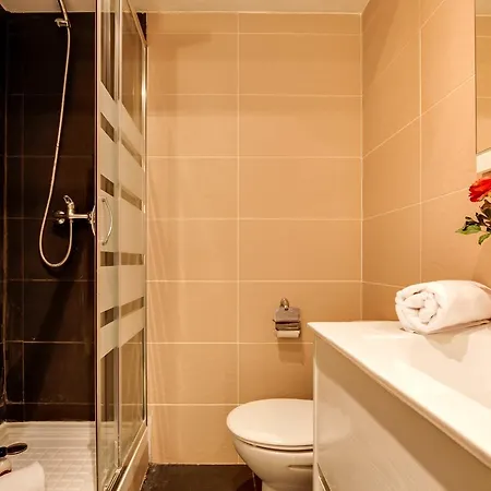 Modern 2 Bedroom Flat In Trendy Poble Sec Barcelona